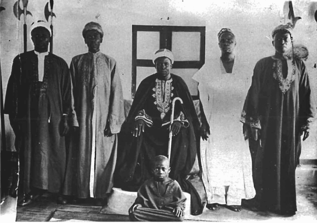 Komah Palace, 1955. From left to right: Zachari Cissé Tondoro, El Hadj Boukari, Issifou Ayéva, Assosso Ayéva, Assosso Yacoubou Touré (Zato Alassani's grandson), and Tchakala Morou.